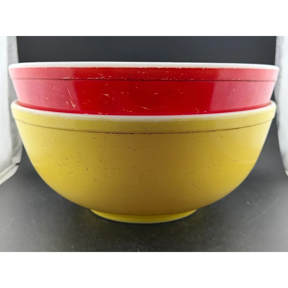 Vintage Pyrex Primary Colors Mixing Bowls: 4qt Red 404 and Yellow, Set of 2